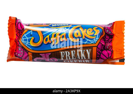 McVities Jaffa Cakes freaky cake bar prêt pour l'Halloween isolé sur fond blanc Banque D'Images