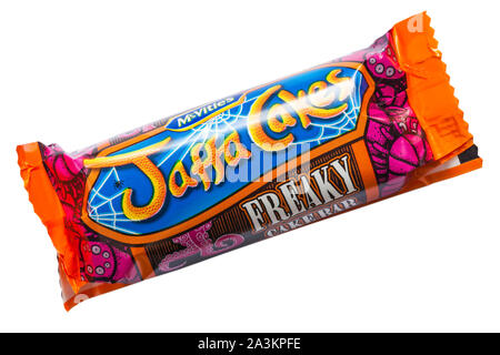 McVities Jaffa Cakes freaky cake bar prêt pour l'Halloween isolé sur fond blanc Banque D'Images