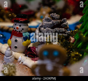 Décorations de Noël contre l'arrière-plan flou. Bonhomme de céramique colorée du prince. Banque D'Images