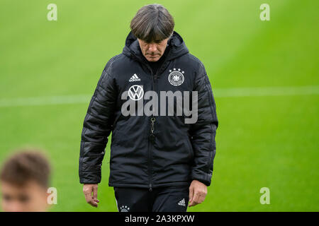 Dortmund, Allemagne. 05Th Oct, 2019. Joachim LOEW (Lv ? W, entraîneur Jogi, GER) ressemble à la masse, regarde vers le bas ci-dessous, la moitié de la figure, la moitié de la figure, football Laenderpiel, formation, avant le match de l'Allemagne (GER) - Argentine (ARG), l'équipe nationale allemande sur 08.10.2019 à Dortmund/Allemagne. ¬ | Conditions de crédit dans le monde entier : dpa/Alamy Live News Banque D'Images