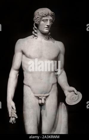 Apollo, du type appelé 'Apollo de Cassel' 2ème siècle ap J.-C., d'après un original créé autour de 470-460 BC. Annonce Italie H. 2 m. (Original grec représente un jeune Apollo, avec une coiffe faite de nattes tressées, 460 av. Apollon Parnopios, 'killer de criquets", consacrée à l'Acropole et attribué à Phidias. Apollo serait ensuite tenir un arc et d'une sauterelle.) Banque D'Images