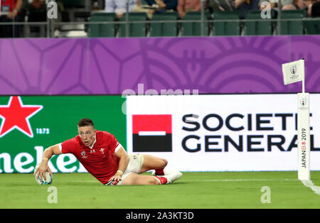 Pays de Galles' Josh Adams côtés marque son deuxième essai pendant la Coupe du Monde de Rugby 2019 extérieure D match à Oita Stadium. Banque D'Images