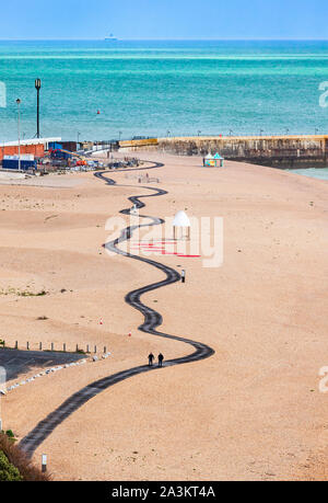 Le sentier de promenade en bois 800m sur la plage de Folkestone. Banque D'Images