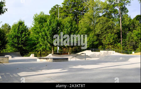 Rampes sur un Skate Park en béton sous les arbres d'été Banque D'Images