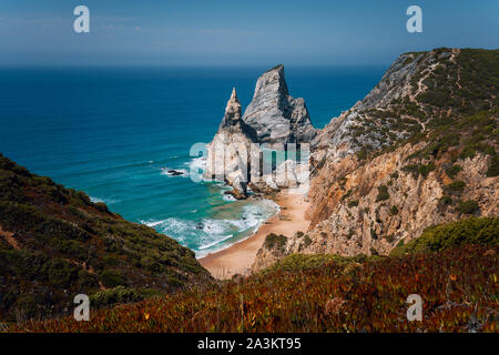 Vue d'une plage de Praia da Ursa cachée dans la lumière du soir au coucher du soleil près de Cabo da Roca sur la côte Atlantique, Portugal Banque D'Images