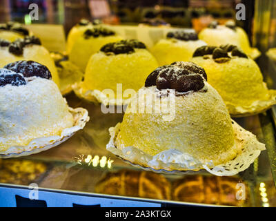 La polenta e Osei Bergame typique sweet fait de génoise, chocolat, beurre, crème de noisette et de rhum sur le comptoir d'une pâtisserie Banque D'Images