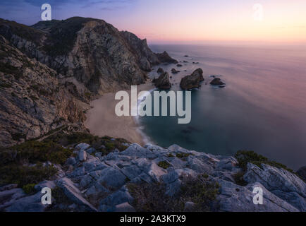 Coucher de soleil sur une plage de Praia da Ursa surréaliste près de Cabo da Roca sur la côte Atlantique, Portugal, Europe Banque D'Images