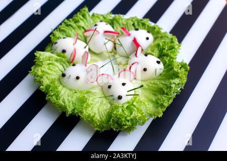 Fun food for kids - oeuf dur oeufs farcis. snack-souris ressemblent à des souris sur la plaque. Tendance 2020 Banque D'Images