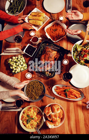 Amis adultes millénaire célébrant Thanksgiving ensemble à la maison Banque D'Images