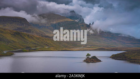 Paysage idyllique de l'île de Skye, Écosse.Old Man of Storr entouré par des nuages.Vue panoramique depuis le Loch Leathan.Idéal pour l'impression. Banque D'Images