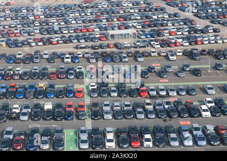 Londres, Royaume-Uni - 09 octobre 2019. Une vue aérienne de voitures en stationnement à l'aéroport d'Heathrow apparaissant comme toys Crédit : amer ghazzal/Alamy Live News Banque D'Images