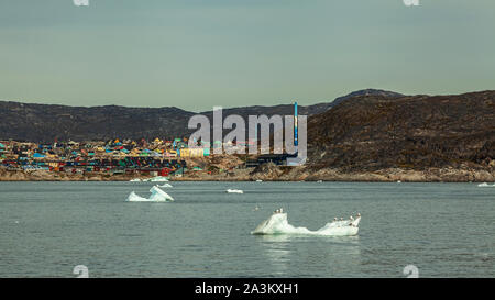 Maisons à Ilulissat (Groenland) - une vue de la mer Banque D'Images