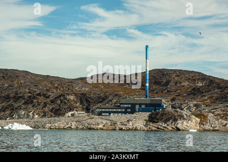 Blue Hydropower plant in Ilulissat (Groenland) - une vue de la mer Banque D'Images