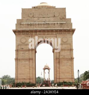 La porte de l'Inde est un monument commémoratif de guerre situé à cheval sur le Rajpath, sur la bordure orientale de l'axe central '' de New Delhi, anciennement appelé Kingsway. Banque D'Images