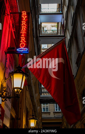 Istanbul : drapeau turc et le signe d'un salon de coiffure à l'intérieur de l'Cicek Pasaji, le passage des fleurs, galerie historique sur Istiklal Caddesi, célèbre avenue Banque D'Images