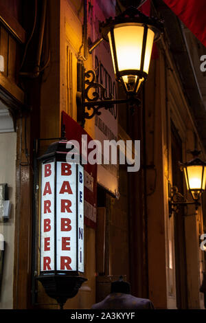 Istanbul : signe d'un salon de coiffure à l'intérieur de l'Cicek Pasaji, le passage des fleurs, un historique galleria sur Istiklal Caddesi, célèbre avenue de la ville Banque D'Images