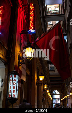 Istanbul : drapeau turc et le signe d'un salon de coiffure à l'intérieur de l'Cicek Pasaji, le passage des fleurs, galerie historique sur Istiklal Caddesi, célèbre avenue Banque D'Images