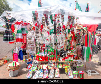 Le jour de l'indépendance de marchandises mexicaines drapeaux sarapes chapeaux bijoux jouets mexique fiestas patrias Banque D'Images