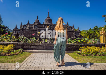 Jeune femme en tourisme temple bouddhiste Brahma Vihara Arama Banjar Bali, Indonésie Banque D'Images
