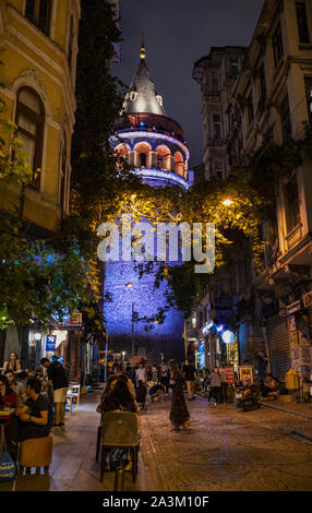 Istanbul, Turquie : Vue de nuit de la tour de Galata (Galata Kulesi ou Christea Turris), cité médiévale tour en pierre construite par les Génois en 1348 dans le quartier de Karakoy Salipazari Banque D'Images