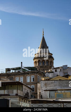Istanbul, Turquie : la Tour de Galata (Galata Kulesi ou Christea Turris), la célèbre cité médiévale tour en pierre construite par les Génois en 1348 dans le quartier de Karakoy Salipazari Banque D'Images