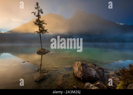 Lac Hintersee, Alpes allemandes, en Allemagne. Droit du lac Hintersee situé dans le sud de la Bavière, Allemagne au cours de l'automne le lever du soleil. Banque D'Images