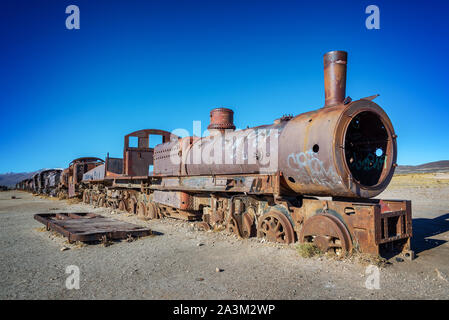 Vieille locomotive rouillée abandonnée dans la cimetière de Uyuni, Bolivie Banque D'Images