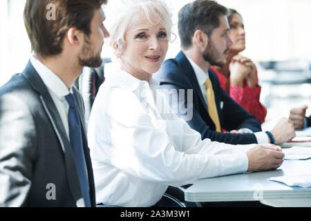 Portrait of smiling business woman et en regardant la caméra. Happy senior woman satisfait de sa compagnie. Banque D'Images