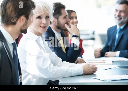 Portrait of smiling business woman et en regardant la caméra. Happy senior woman satisfait de sa compagnie. Banque D'Images