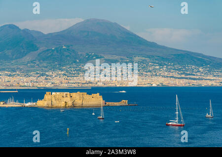 Château d'oeufs à Naples, Italie sur le Vésuve en contexte de la colline Posillipo. Voyage d'été pour l'Europe Banque D'Images