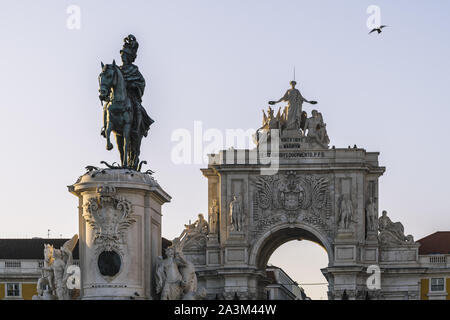 Rua Augusta Arch et statue du roi José I, à la Praça do Comercio (place du commerce) au coucher du soleil à Lisbonne, Portugal Banque D'Images
