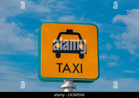 Orlando, Floride. Le 27 septembre 2019. Vue du dessus de l'enseigne sur lightblue fond de ciel. Banque D'Images