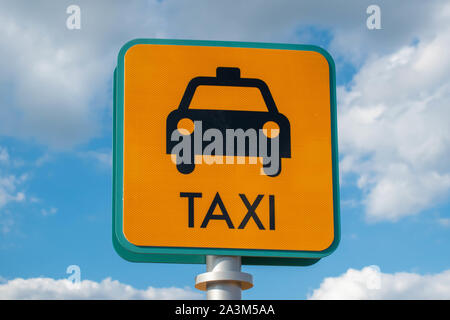 Orlando, Floride. Le 27 septembre 2019. Vue du dessus de l'enseigne sur fond de ciel nuageux beige. Banque D'Images