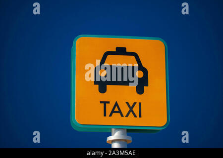 Orlando, Floride. Le 27 septembre 2019. Vue du dessus de l'enseigne sur fond bleu nuit. Banque D'Images