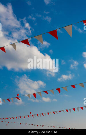 Triangle coloré bunting drapeaux de différentes couleurs comme concep festival Banque D'Images