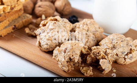 Les cookies croustillants aux noix et le tahini et verre de lait Banque D'Images