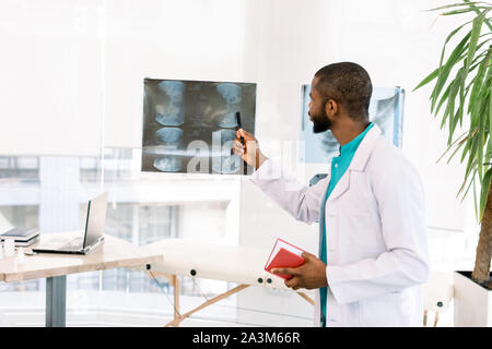 African American health care worker with x-ray. Portrait d'un médecin à la radiographie à un Banque D'Images