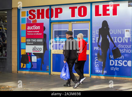 Southport, Merseyside, Angleterre Royaume-uni hautes rues du centre-ville de magasins vides voués à laisser. Mobilier "temporaire" pour les unités de vente au détail vide dans Lords Street pour rendre moins perceptible avec des illustrations de vacance fresque sur l'atelier fermé avant. Banque D'Images