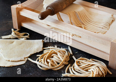 Décisions tagliolini Pasta alla Chitarra avec un outil close up Banque D'Images