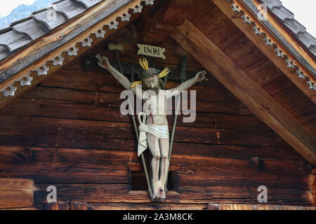 Petite église en bois dans les Alpes autrichiennes Banque D'Images