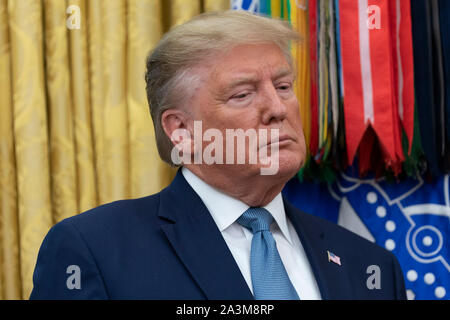 Le Président des Etats-Unis, Donald J. Trump écoute au cours de la cérémonie de présentation de la Médaille présidentielle de la liberté à l'ex-procureur général Edwin Meese à la Maison Blanche à Washington, DC, le 8 octobre 2019. Meese a servi de 1985 à 1988 sous le président Ronald Reagan. Crédit : Chris Kleponis / Piscine via CNP /MediaPunch Banque D'Images