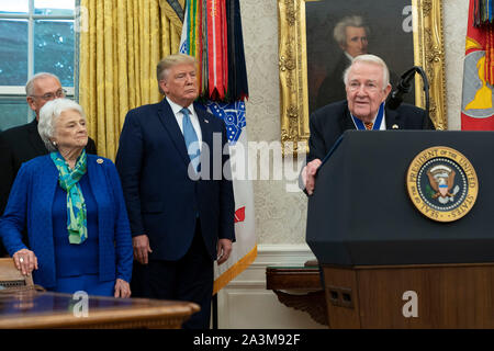 L'ancien procureur général Edwin Meese, droite, fait de remarques après nous Président Donald J. Président Donald J. Président Donald J. Trump, centre, lui a remis la Médaille présidentielle de la liberté à la Maison Blanche à Washington, DC, le 8 octobre 2019. Meese a servi de 1985 à 1988 sous le président Ronald Reagan. À gauche, on l'épouse Ursula Meese Meese. Crédit : Chris Kleponis / Piscine via CNP /MediaPunch Banque D'Images