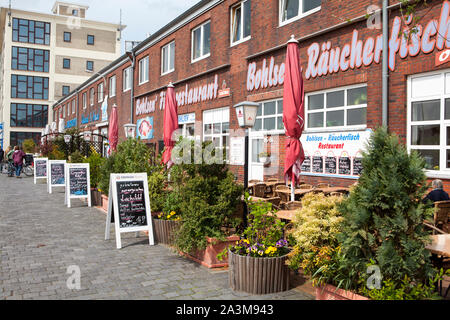 Restaurants de poisson sur le vieux port, Cuxhaven, Basse-Saxe, Allemagne, Europe Banque D'Images