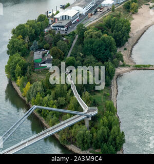 Regardant vers le bas sur Dusseldorf du Rhein Rheinturm Tour (Tour de télévision) sur les rives du Rhin. Banque D'Images