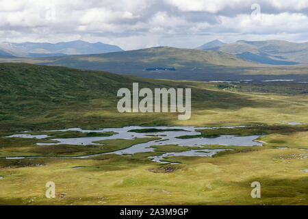 River Bà & Lochan na, Chaorach Stainge Bienn au milieu à gauche, vu de Meall Mor, Rannoch Moor, Highland, Scotland, UK Banque D'Images