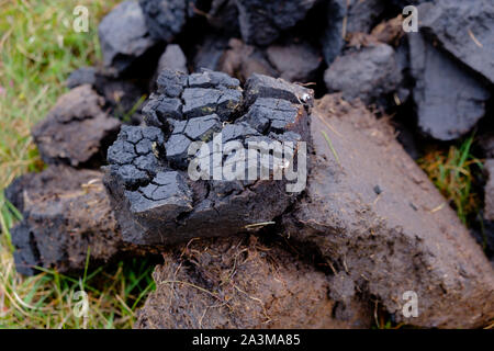 La tourbe fraîchement coupé empilé pour sécher à utiliser un carburant traditionnel en Ecosse Banque D'Images