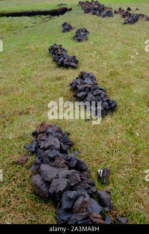 La tourbe fraîchement coupé empilé pour sécher à utiliser un carburant traditionnel en Ecosse Banque D'Images