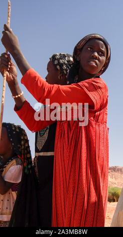 Portrait de Toubou, ou Tubu femme - 10 novembre 2018 Demi village à Fada, l'Ennedi, Tchad Banque D'Images