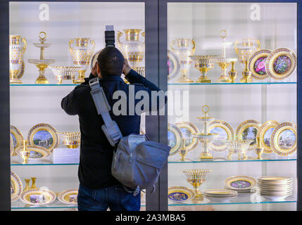 Schwerin, Allemagne. 09Th Oct, 2019. Un photographe de presse est à la nomination de médias dans le château dans l'exposition avec la manufacture de porcelaine de Berlin. Parmi les plus précieux dons que la maison ducale de Mecklembourg a reçu au 19ème siècle sont les porcelaines de la manufacture de Berlin que les rois Prussiens ont présenté à leurs parents. Credit : Jens Büttner/dpa-Zentralbild/dpa/Alamy Live News Banque D'Images