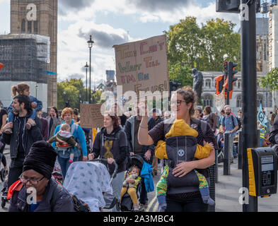 Whitehall, Londres, Royaume-Uni. 9 octobre 2019. Grande présence de la police fait des arrestations et supprime la rébellion Extinction des militants qui ont eux-mêmes les colles à Whitehall. Une mère tente de mars inscrivez-vous les militants à Whitehall, arrivant de la place du Parlement, mais sont bloqués par la police. Credit : Malcolm Park/Alamy Live News. Banque D'Images